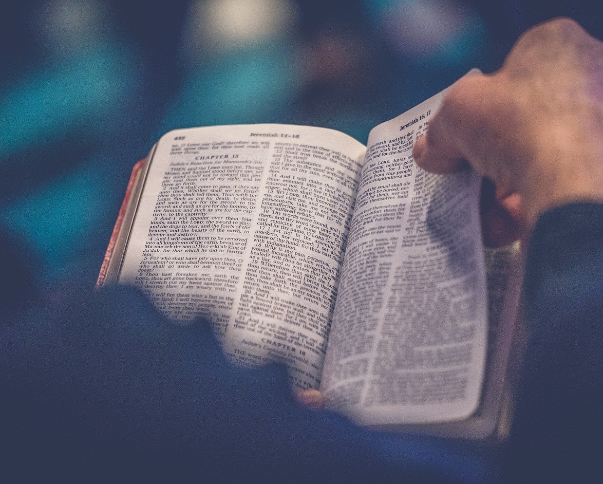 Mains tenant une bible ouverte